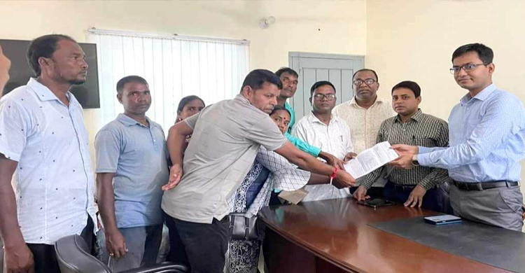 জুড়ীতে ইউএনও'র নিকট চা শ্রমিকদের স্মারকলিপি প্রদান